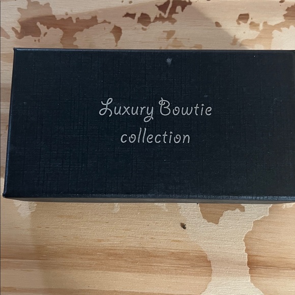 Spring collection feather bow tie - Picture 4 of 4